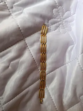 un bracelet couleur doré