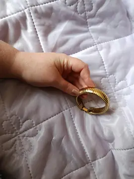 un bracelet couleur doré extensible