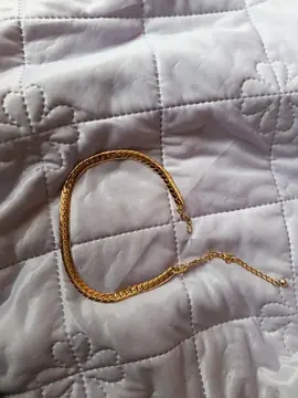 un collier couleur doré