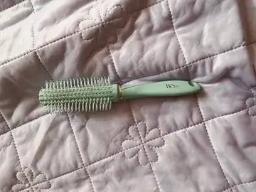 brosse à cheveux en plastique