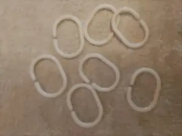 crochets pour rideaux de salle de bain.
