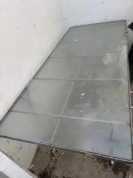 Table en verre 2 mètres sur 0,85 m.