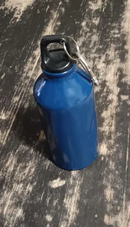 Gourde en métal bleu avec anneau d'attache