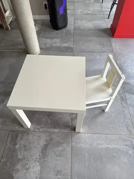 petite table et petite chaise