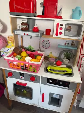 dînette en bois et ses accessoires