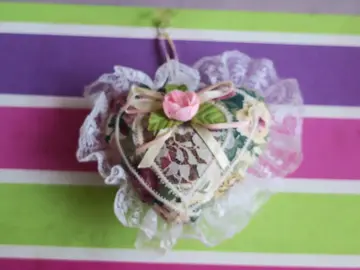 Petit coussin décoratif en tissu et dentelle en forme de cœur