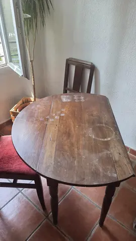 table ronde en bois et deux chaises