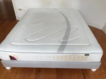 pour cause déménagement, donne canapé en cuir 3 places très bon état, lit 1m90 par 1m60, table bois