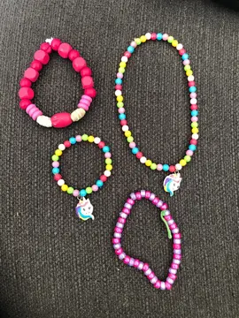 1 collier et 3 bracelets enfant