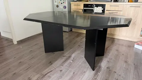 Table octogonal noire