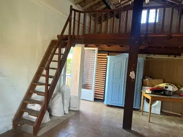 escalier droit en bois massif très résistant