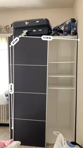 donne armoire noire penderie et étagères