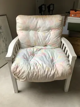 Donne fauteuil avec accoudoirs en bois blanc