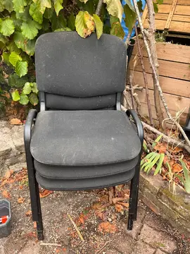 donne chaises et petite table