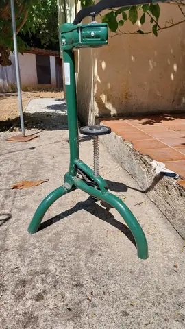 Boucheuse à mâchoire manuelle sur pieds – idéale pour la mise en bouteilles du vin