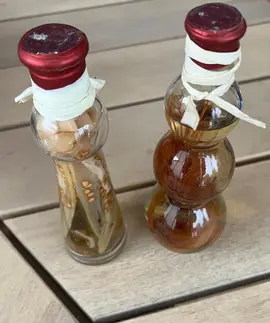 2 petites bouteilles decoratives