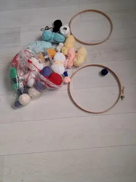 reste de pelotes de laine +cerceaux de couture