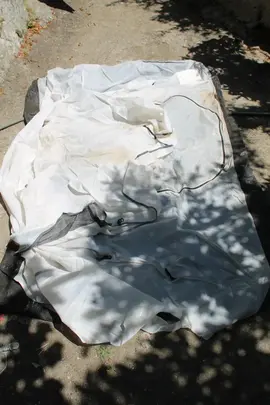 Tente camping Queshua abîmée