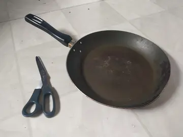 poele amoché et ciseau.