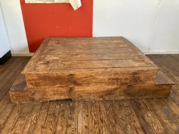 estrade ancienne en bois