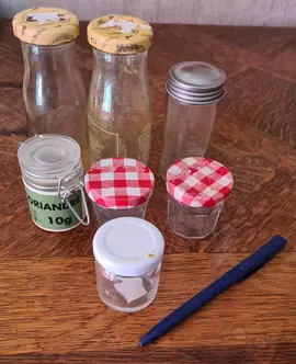 donne petits récipients en verre