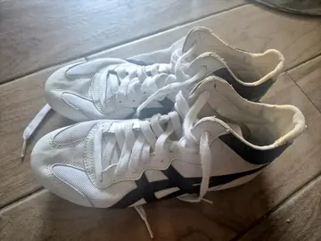 Baskets montantes Asics blanches et bleues 39