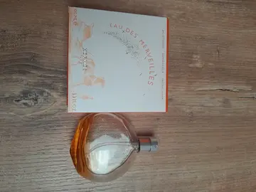 Bouteille de parfum vide