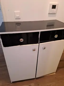 armoire noire et blanche