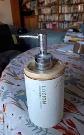 distributeur de liquide douche plein