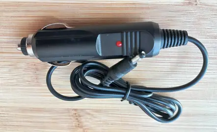 Adaptateur 12 volt pour prise allume-cigare, connecteur rond fin (2mm externe / 1 mm interne)