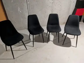 4 chaises noires en l’état