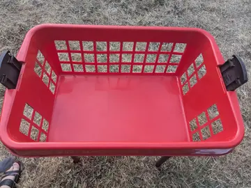panière en plastique avec pieds repliables