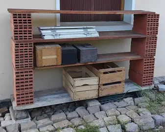 Rayonnage constitué de briques et de planches