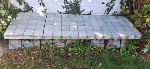 Donne : Plaques en béton solide recouvertes de carrelage d'extérieur.