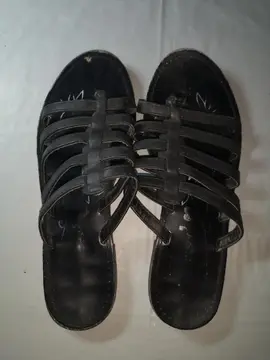 Nu pieds noir torsadés
