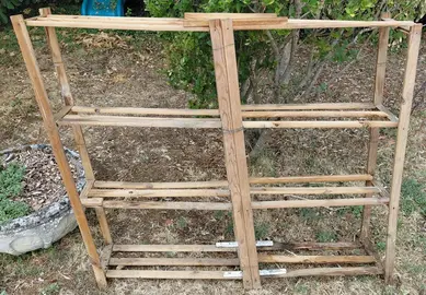 2 étagères bois à réparer