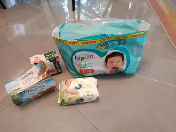 Couches bébé petits pots et lingettes