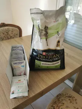 Croquettes et pâtés pour chat