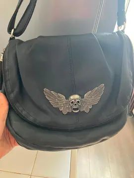 sac noir avec une petite tête de mort