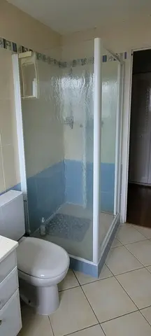 Paroi de douche + porte coulissante + 2 montants