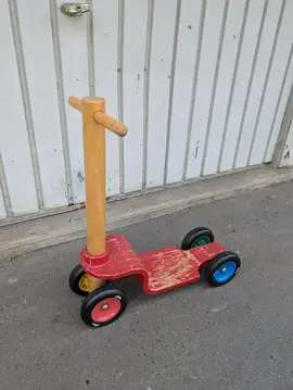 petite trottinette enfant en bois