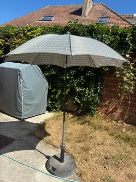 Parasol avec pied lesté