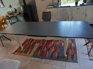 table peinte en gris et blanc