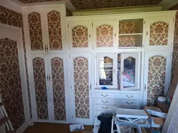 très grande structure de placard avec portes, vitres, tiroirs et étagères