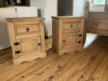 2 tables de chevet en pin