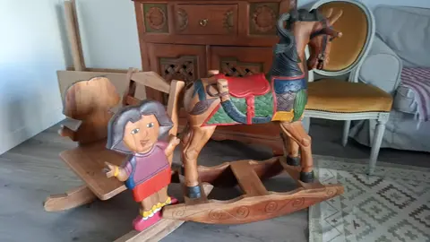 cheval en bois à bascule et chaise en bois