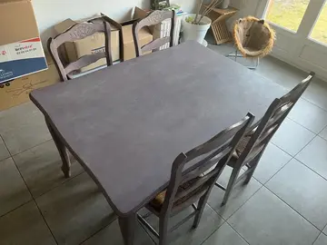 table de salle à mangee en bois peint et 4 chaises en paille tressée