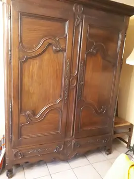 armoire en bois massif