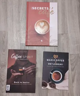 Collection de livres et magazines sur le café