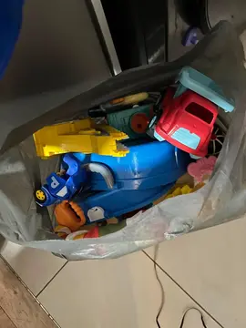 Lot de jouets et chariot trotteur à donner